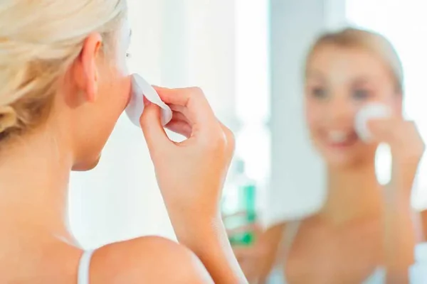 5 Panduan Memilih Makeup yang Aman untuk Kulit Berjerawat