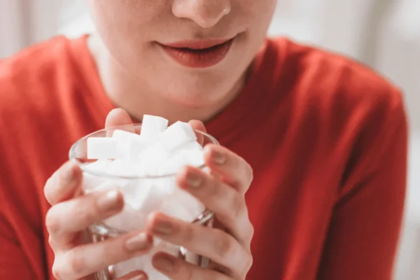 10 Cara Mengurangi Konsumsi Gula demi Kulit Lebih Sehat