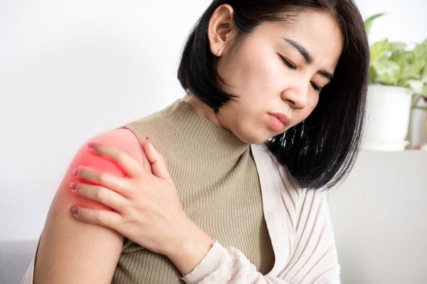 10 Tips Mengatasi Frozen Shoulder Secara Alami