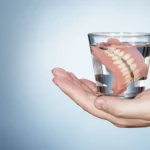 5 Cara Membersihkan Gigi Palsu agar Tetap Higienis