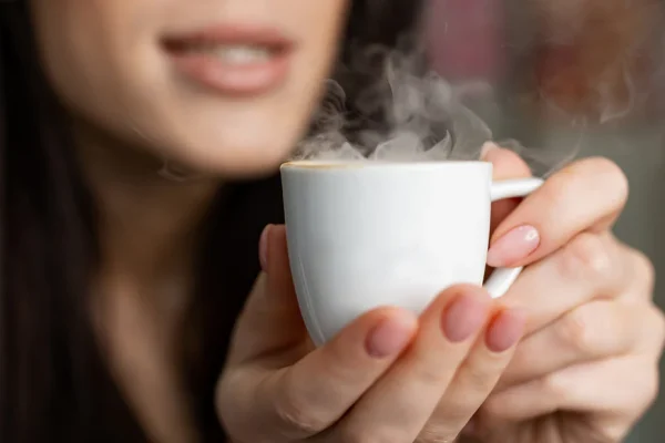 5 Tips Mengatasi Bibir Kering Karena Kebanyakan Minum Kopi