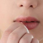 5 Langkah Aman Menghapus Lipstik Agar Bibir Gak Kering