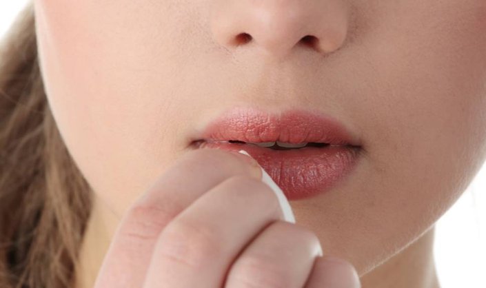 5 Langkah Aman Menghapus Lipstik Agar Bibir Gak Kering